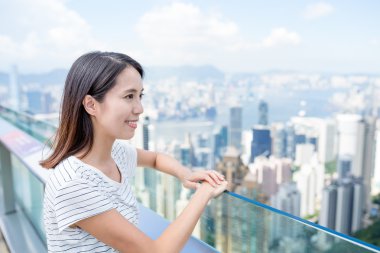 Hong Kong'da seyahat eden kadın