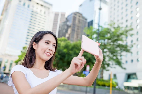 Женщина, использующая мобильный телефон, чтобы сфотографировать — стоковое фото