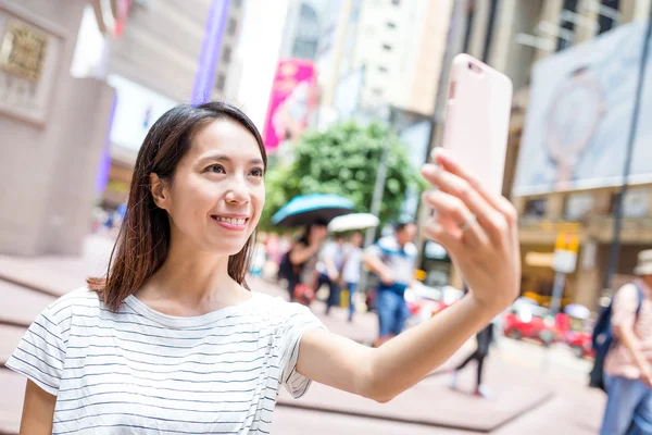 Frau macht Selfie in Causeway Bay — Stockfoto