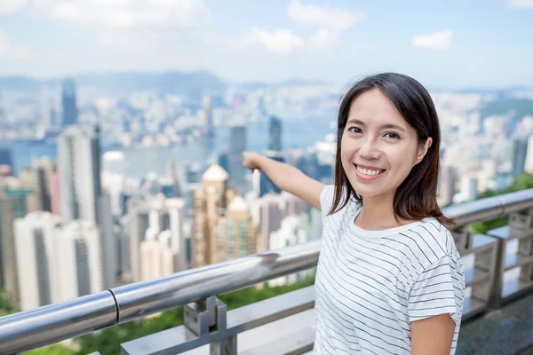 Žena ukazuje na místo určení v Hong Kongu — Stock fotografie