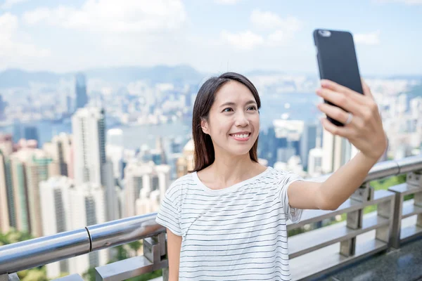 Kobieta przy selfie w Hongkongu — Zdjęcie stockowe