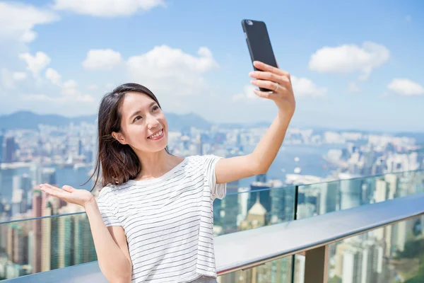 Kvinnan tar selfie i hong kong — Stockfoto
