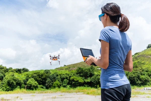 Mujer controlando dron quadcopter — Foto de Stock