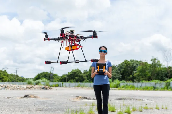 Woman controlling drone quadcopter — Stock Photo, Image
