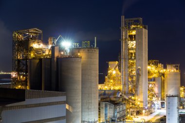 Geceleri büyük fabrikada Üretim binalar
