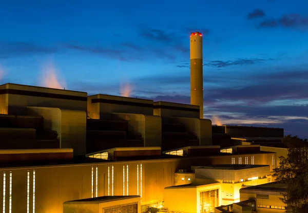 Edifícios industriais em grande fábrica à noite — Fotografia de Stock