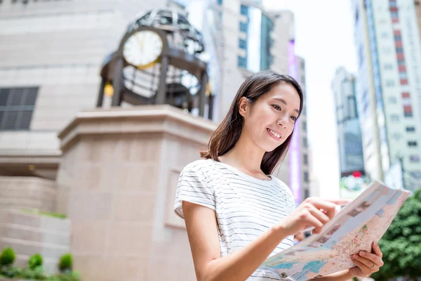 Femme utilisant la carte de la ville à Hong Kong — Photo