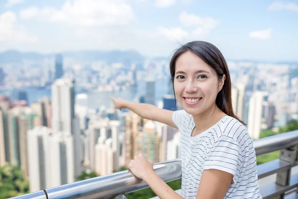 Žena cestovatele směřující do města Hong Kong — Stock fotografie