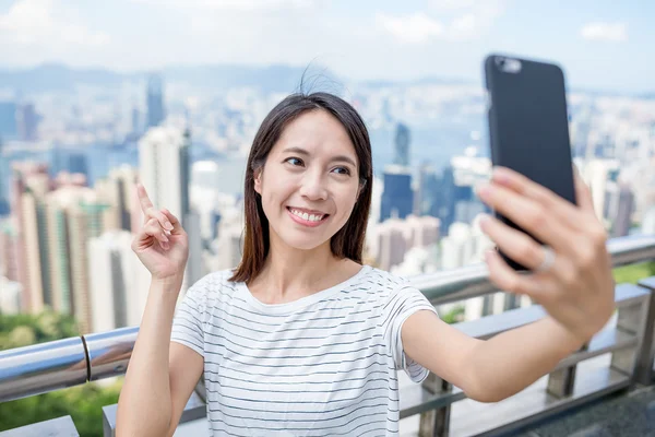 Frau macht Selfie in Hongkong — Stockfoto