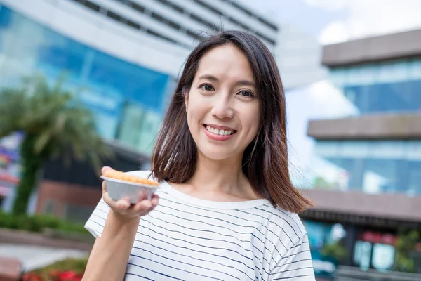 Женщина держит знаменитую гонконгскую еду — стоковое фото