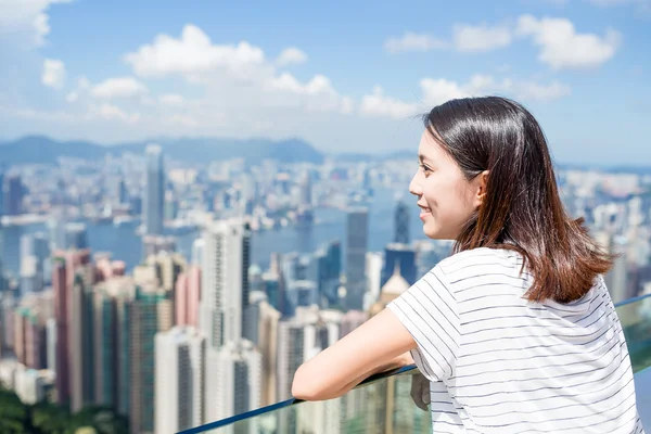 Žena při pohledu na pohled Hong Kong — Stock fotografie