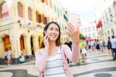 Selfie tarafından cep telefonu Macao şehirde alarak kadın