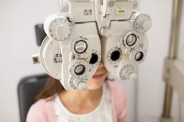 Γυναίκα που κάνει δοκιμή μάτι στο οπτικό κλινική — Φωτογραφία Αρχείου