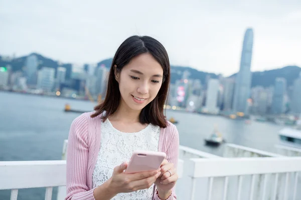 女性 (Hong kong) の携帯電話を使用して — ストック写真