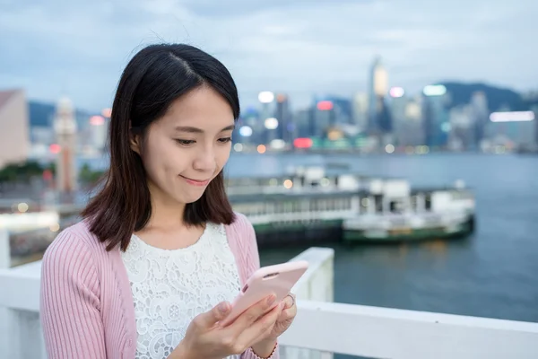 Mulher usando celular em Hong Kong — Fotografia de Stock