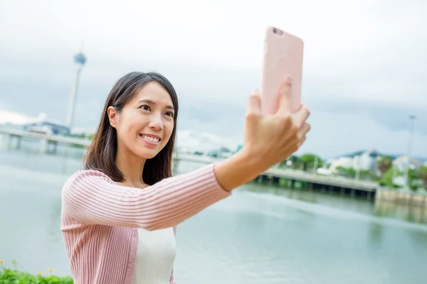 Kobieta, biorąc selfie przez telefon komórkowy — Zdjęcie stockowe