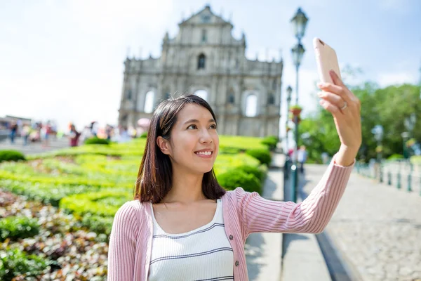 Femme prenant selfie par téléphone mobile — Photo