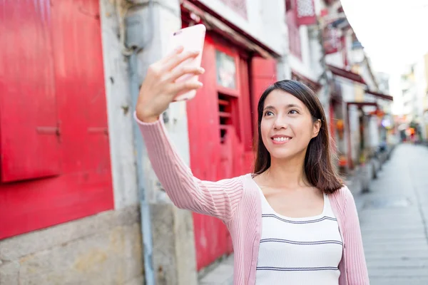 Femme prenant selfie par téléphone intelligent — Photo