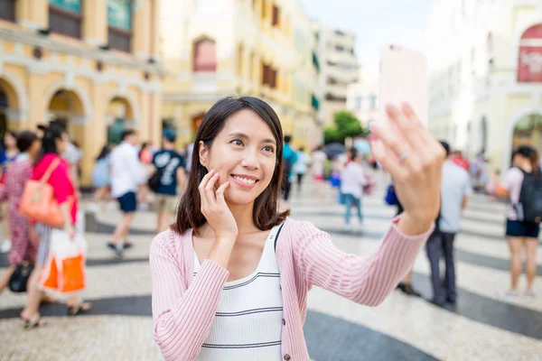 Vrouw die selfie in Senado plein van Macao — Stockfoto