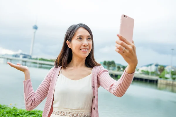 휴대 전화와 함께 selfie를 복용 하는 여성 — 스톡 사진