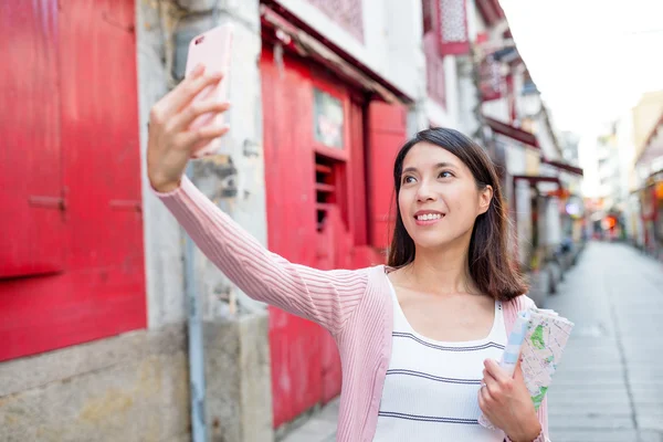 Kvinna med foto av mobiltelefon — Stockfoto