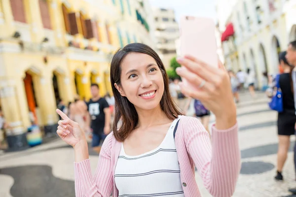 Kobieta przy Fotografia przez telefon komórkowy — Zdjęcie stockowe