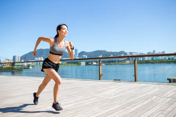 Mujer corriendo en paseo marítimo — Foto de Stock