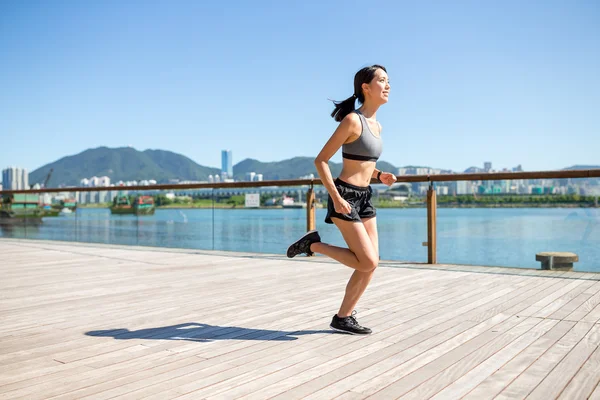 Mujer corriendo en paseo marítimo — Foto de Stock