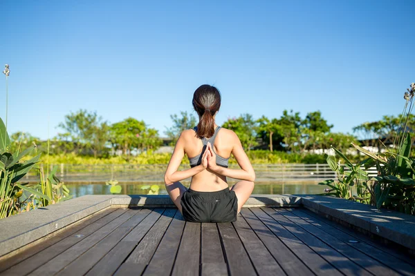 Žena v pozici jóga asana — Stock fotografie