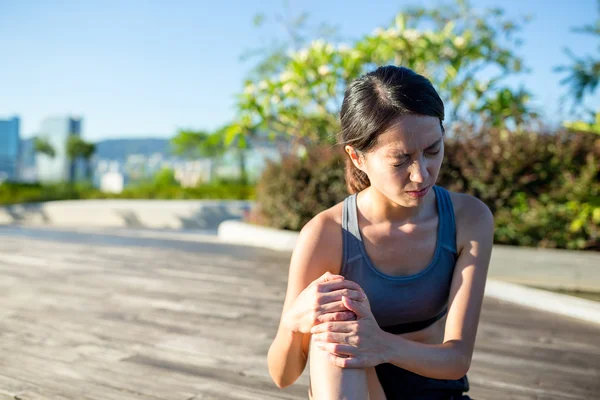 Mujer lesionada en el parque — Foto de Stock