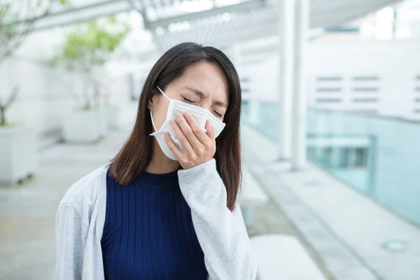 Woman feeling unwell at outdoor — Stock Photo, Image