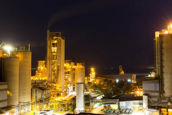 Çimento fabrikası, gece — Stok fotoğraf