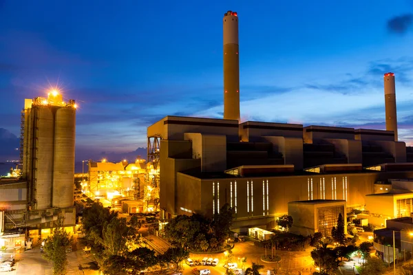 Centrales eléctricas en Hong Kong al atardecer — Foto de Stock