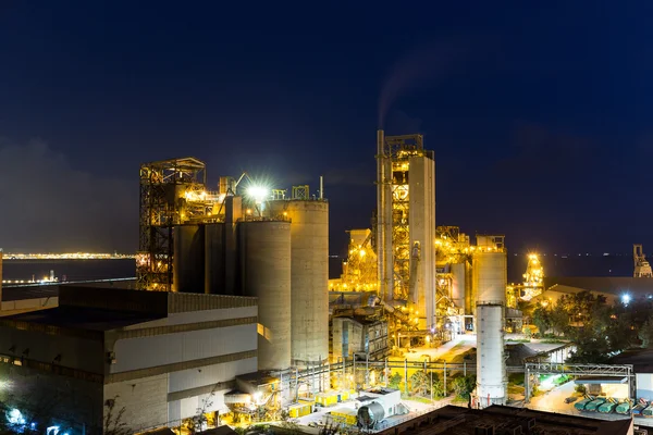 Planta de cemento por la noche — Foto de Stock