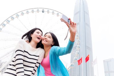 Kadın selfie tarafından dijital fotoğraf makinesi alarak