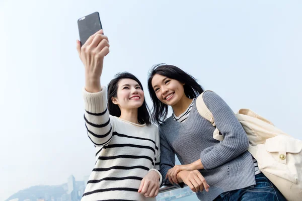 Kvinnor som använder mobiltelefon för att ta foto — Stockfoto