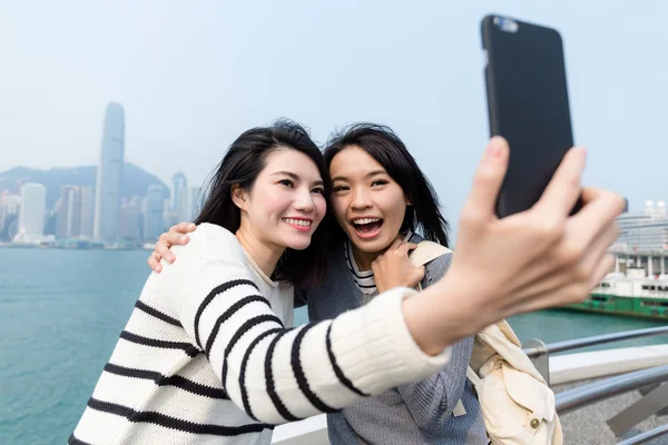 Ženy pomocí mobilního telefonu se vyfotit — Stock fotografie