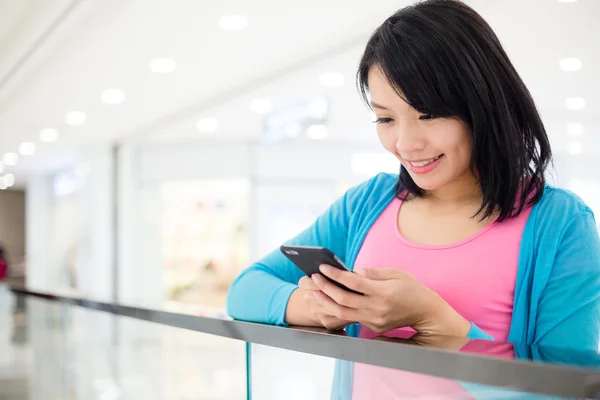 Aziatische vrouw met behulp van mobiele telefoon — Stockfoto