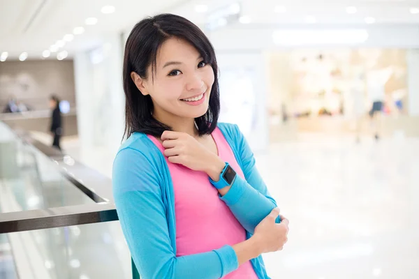 Mujer mostrando reloj inteligente —  Fotos de Stock