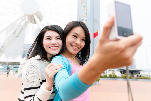 Kadın selfie tarafından dijital fotoğraf makinesi alarak