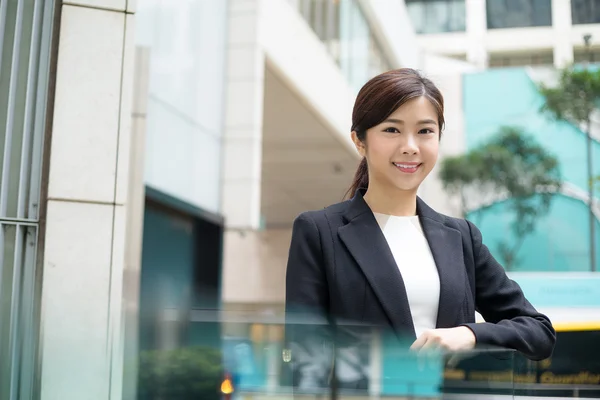 Junge asiatische Geschäftsfrau in Business-Anzug — Stockfoto