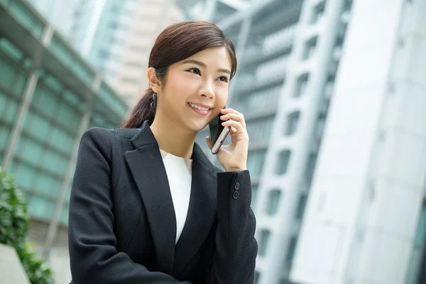 Giovane donna d'affari asiatica in abito da lavoro — Foto Stock