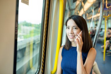 kadın üstünde hareket eden telefon içinde tren söz