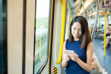Kadın tren içinde kısa mesaj gönderme 