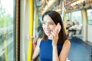 kadın üstünde hareket eden telefon içinde tren söz