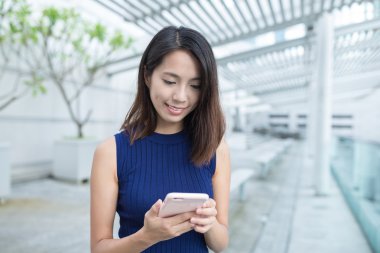 cep telefonu açık, kullanan kadın