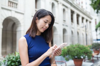 Cep telefonu kullanan Asyalı kadın.