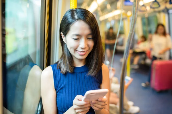 Vrouw in trein-tekstberichten versturen — Stockfoto