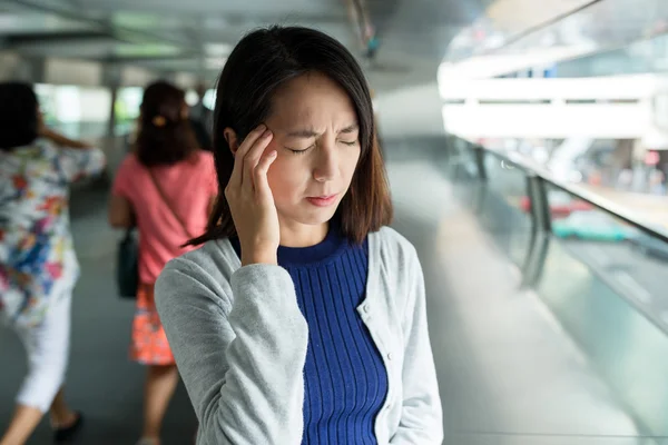 Aziatische vrouw gevoel hoofdpijn — Stockfoto