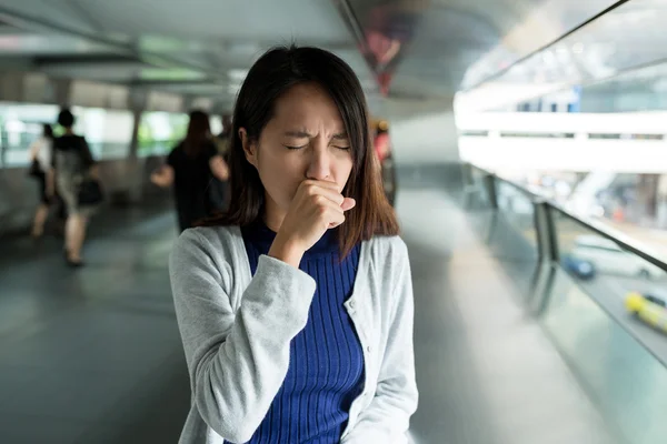 Женщина кашляет на открытом воздухе — стоковое фото